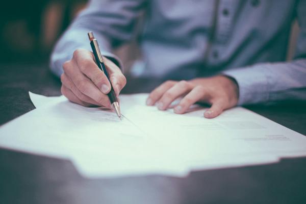 How to Sign a Contract with an IT Outsourcing Agency